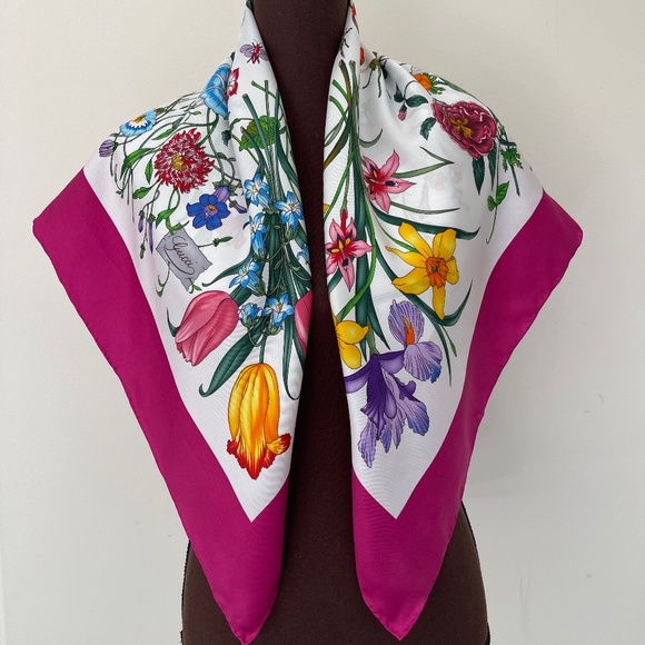 Display Gucci Scarf Flora Print Multicolor Pink Border Silk Wrap - Picture 3 of 14